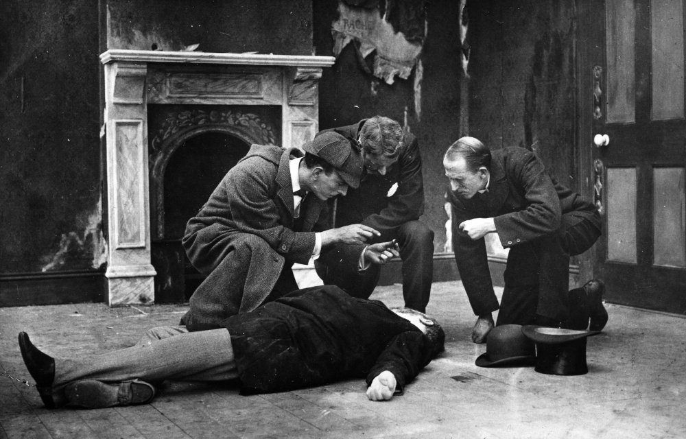 study-in-scarlet-a-1914-002-james-braginton-investigating-body-00o-4r0